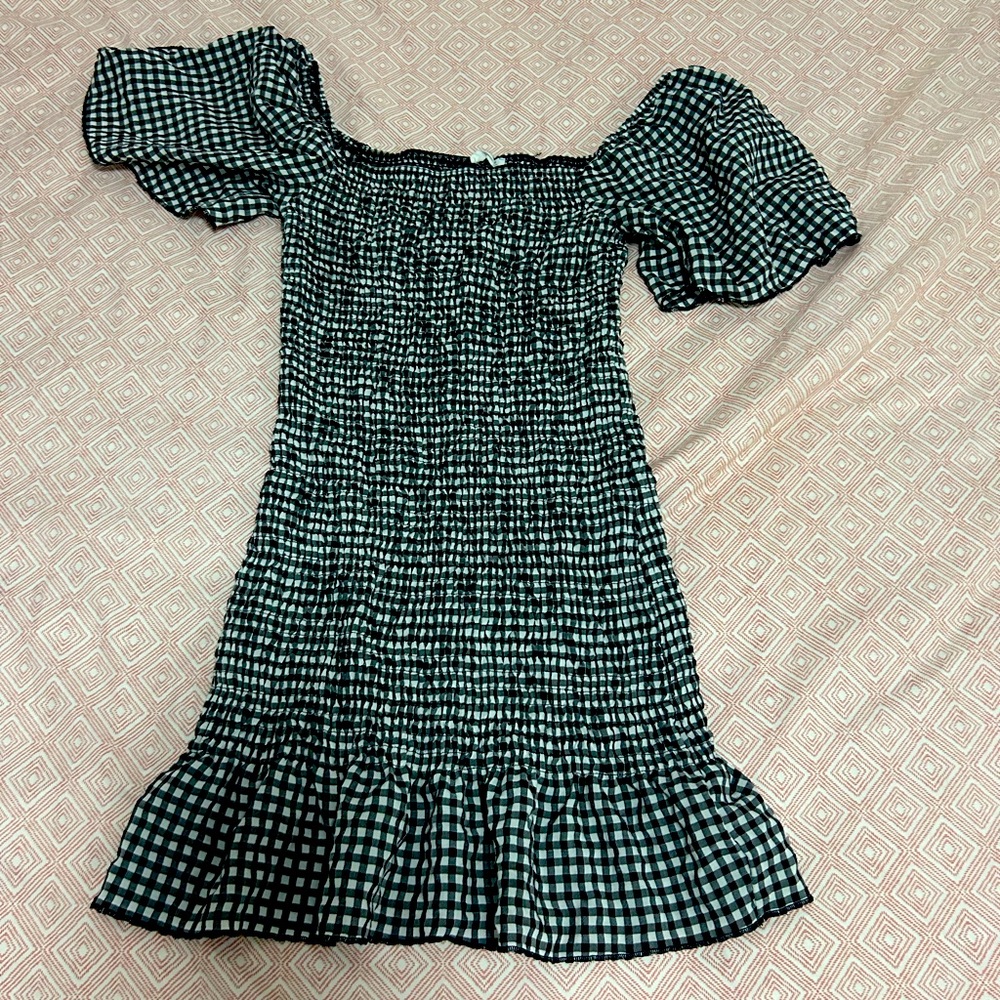 Flattering gingham mini dress 👗 b&w